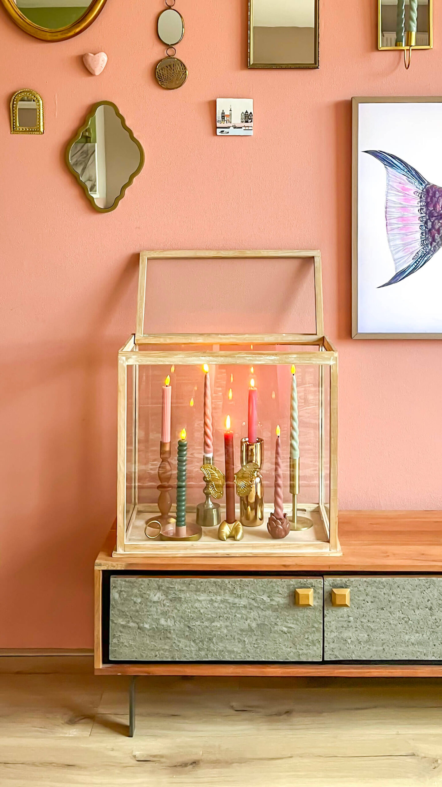 Kleurrijk interieuradvies voor een woonkamer in Amsterdam door Puck Styling